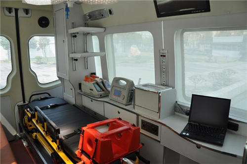 来宾救护车内部